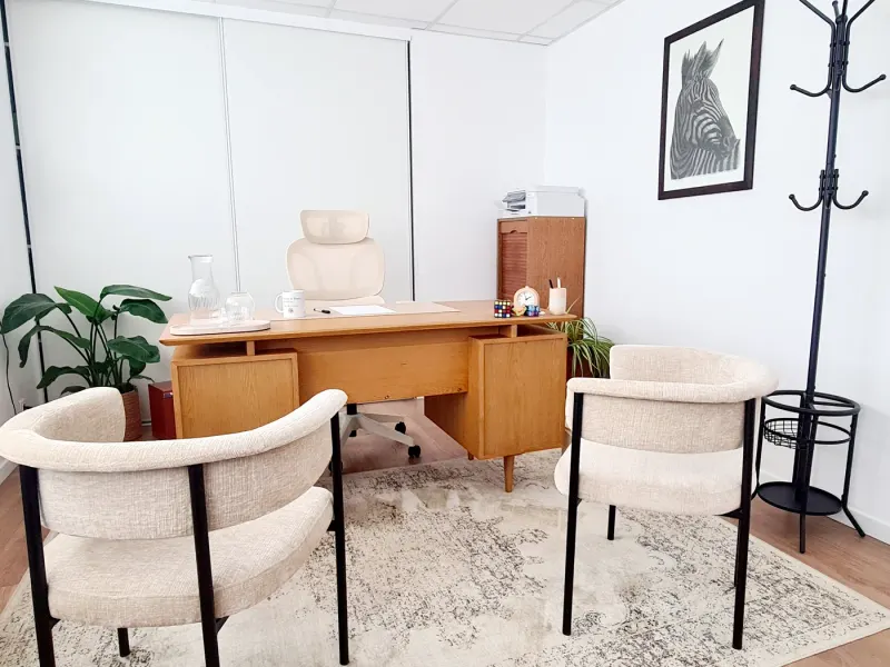 Le cabinet de Marina Ardouin, avec ses fauteuils accueillants et ses plantes