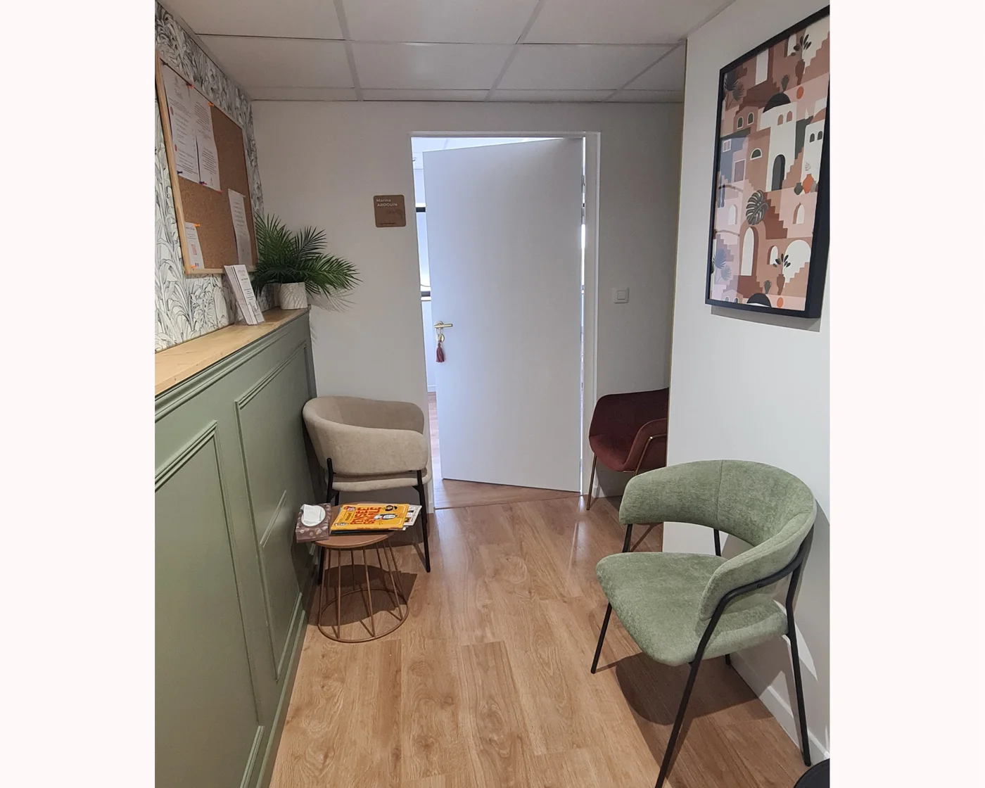 L’espace d’attente du cabinet, avec des fauteuils et la porte de consultation