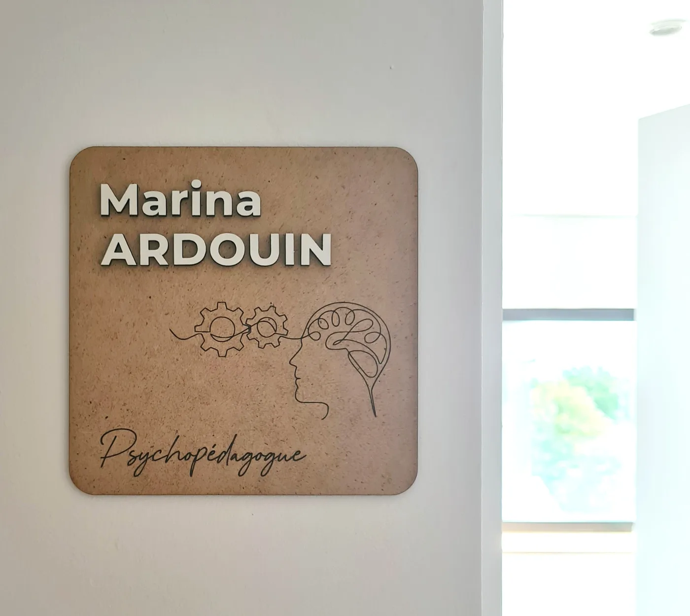 La plaque en bois du cabinet de Marina Ardouin